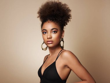 Afro saçlı Afrikalı Amerikalı bir kızın güzel portresi. Güzel siyah kadın. Kozmetik, makyaj ve moda