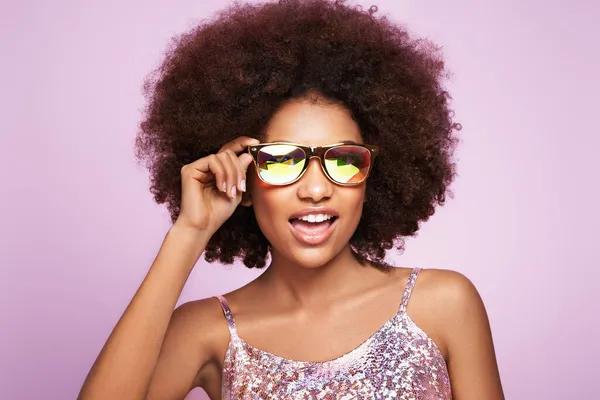 Retrato Belleza Chica Afroamericana Gafas Sol Holográficas Colores Hermosa Mujer —  Fotos de Stock