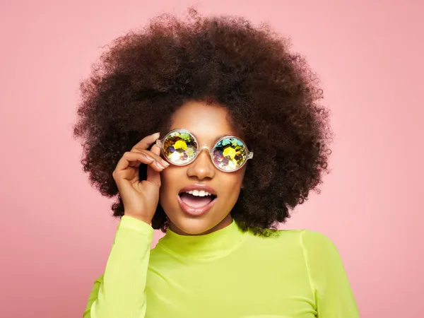 Krásný Portrét Afroamerické Dívky Barevných Holografických Brýlích Krásná Černoška Růžovém — Stock fotografie