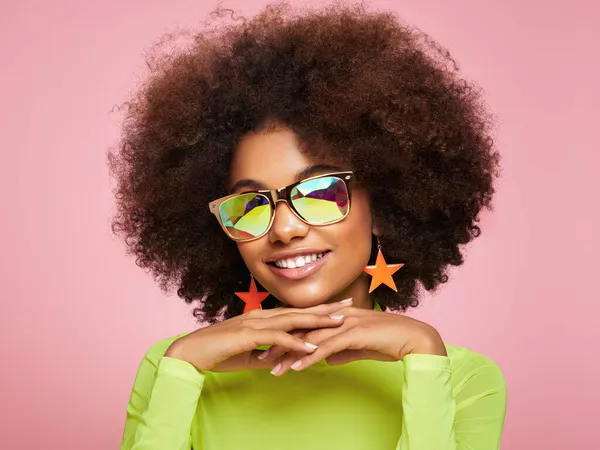 Krásný Portrét Afroamerické Dívky Barevných Holografických Brýlích Krásná Černoška Růžovém — Stock fotografie