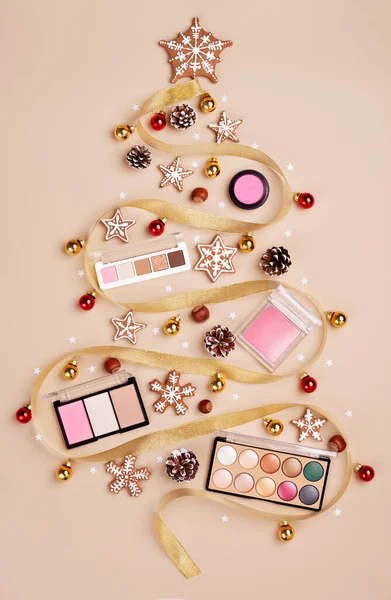 Kerstboom Gemaakt Van Winterdecoraties Cosmetische Producten Beige Achtergrond Vakantie Feest — Stockfoto