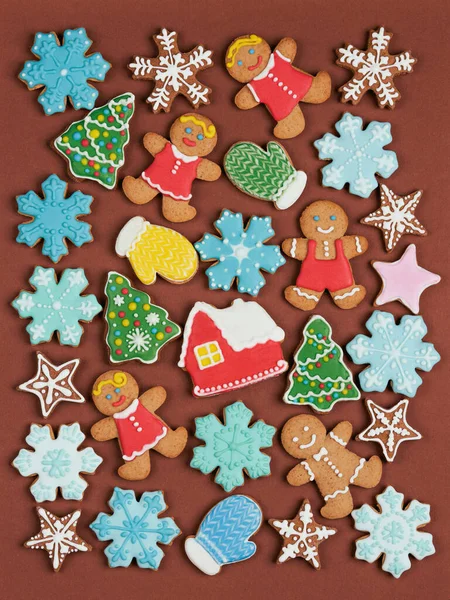 圣诞饼干准备好了用彩色底色装饰的孤立姜饼 甜蜜而美味的节日礼物 圣诞树 玩具等等 — 图库照片