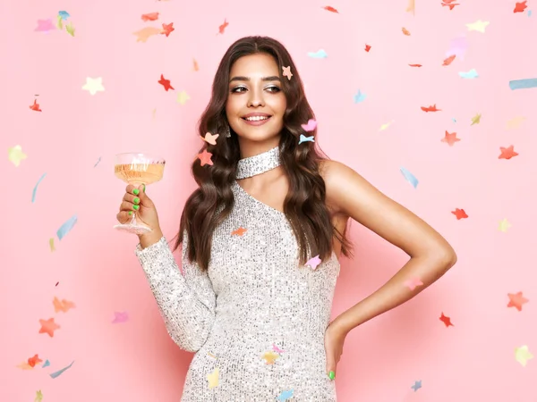 Hermosa Mujer Vestido Cóctel Posando Con Copa Champán Bajo Confeti Imagen De Stock