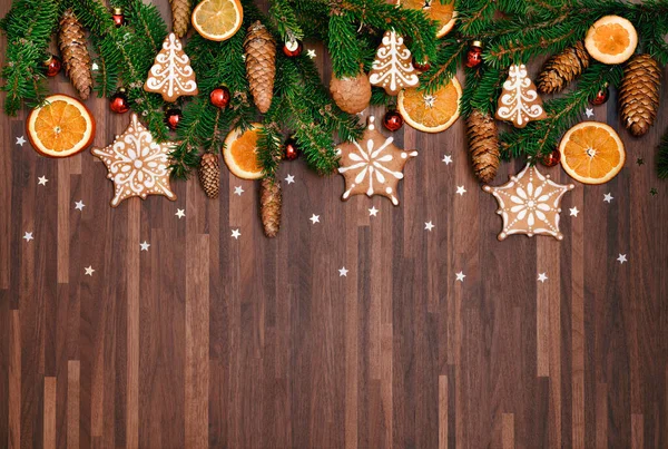 전나무와 크리스마스 장식물 배너를 만든다 쿠키와 가문비나무 로열티 프리 스톡 사진