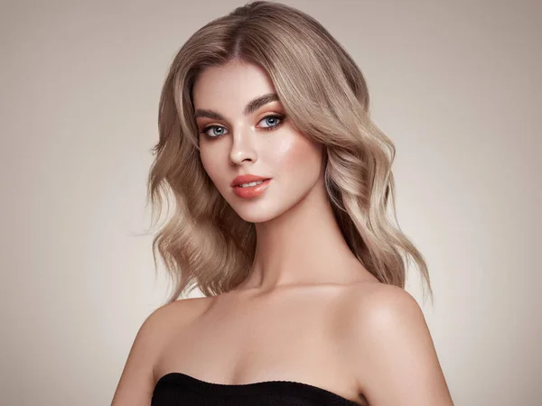 Beautiful Young Woman Shiny Wavy Blonde Hair Model Healthy Skin — Stock Photo, Image