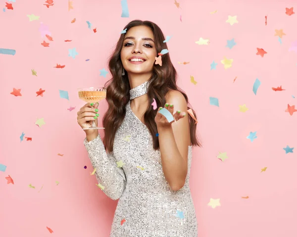 Mooie Vrouw Cocktailjurk Poserend Met Een Glas Champagne Onder Confetti — Stockfoto