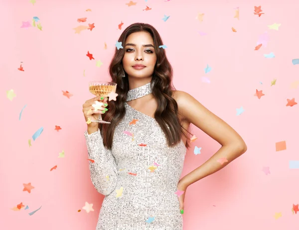 Krásná Žena Koktejlových Šatech Pózuje Sklenicí Šampaňského Pod Konfetami Model — Stock fotografie