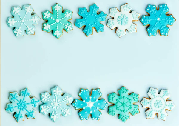 圣诞雪花饼干准备好了 带有蓝色底色装饰的孤立姜饼 甜蜜而美味的节日礼物 圣诞贺卡 — 图库照片