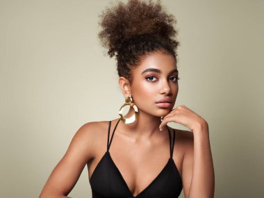 Afro saçlı Afrikalı Amerikalı bir kızın güzel portresi. Güzel siyah kadın. Kozmetik, makyaj ve moda