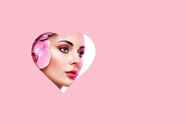 バレンタインデーのコンセプト写真 蘭で飾られた女性の顔 ピンクの背景に紙の心 愛のシンボル バレンタインデー — ストック写真