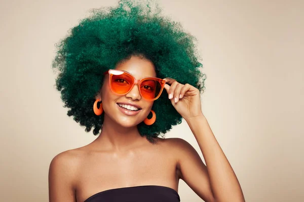 Ομορφιά Πορτρέτο Της Αφρο Αμερικανίδας Χρωματιστά Γυαλιά Ηλίου Όμορφη Μαύρη — Φωτογραφία Αρχείου