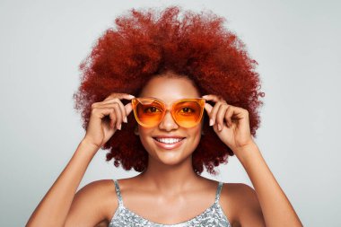 Siyah güneş gözlüklü Afrikalı Amerikalı bir kızın güzel portresi. Güzel siyah kadın. Kozmetik, makyaj ve moda. Boyalı afro saç.