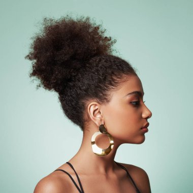 Afro saçlı Afrikalı Amerikalı bir kızın güzel portresi. Güzel siyah kadın. Kozmetik, makyaj ve moda