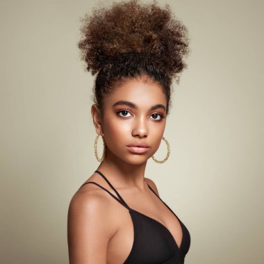 Afro saçlı Afrikalı Amerikalı bir kızın güzel portresi. Güzel siyah kadın. Kozmetik, makyaj ve moda