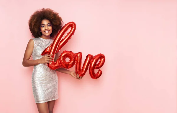 Una Hermosa Joven Afroamericana Con Globo Forma Inscripción Amor Sobre —  Fotos de Stock