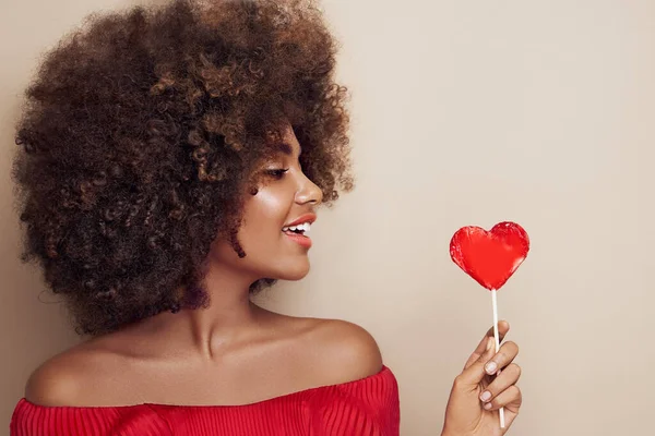 Hermoso Retrato Una Chica Africana Con Una Piruleta Forma Corazón — Foto de Stock