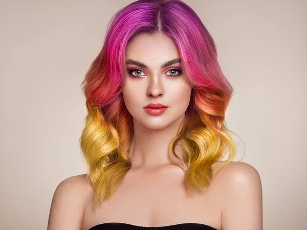 カラフルな染め髪の美容ファッションのモデルの女性 完璧なメイクと髪型の女の子 ぴったりの健康的なモデルは 髪を染め ケアや髪の美容製品 — ストック写真