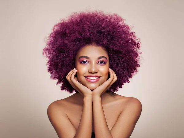 Ομορφιά Πορτρέτο Της Αφρικανικής Αμερικής Κορίτσι Πολύχρωμα Βαμμένα Μαλλιά Afro — Φωτογραφία Αρχείου