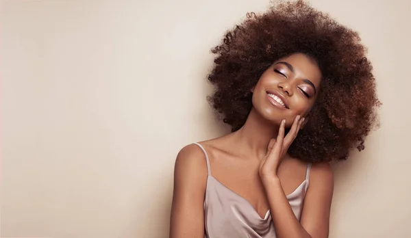 Красота Портрет Афроамериканской Девушки Афроволосами Красивая Черная Женщина Косметика Косметика — стоковое фото