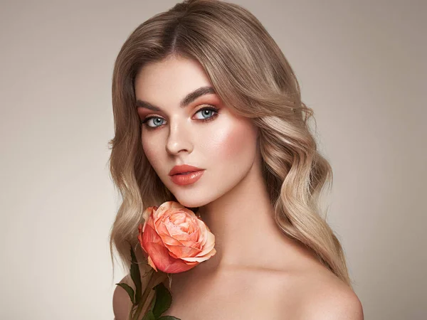 Vacker Ung Kvinna Med Glänsande Vågigt Blont Hår Modell Med — Stockfoto