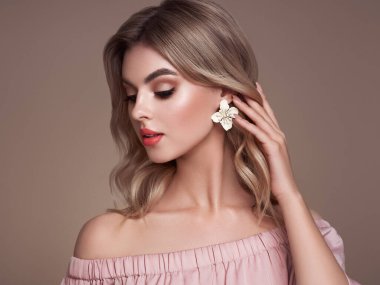 Parlak dalgalı sarı saçlı güzel bir genç kadın. Sağlıklı ciltli bir model, yakın portre. Kozmetik, güzellik ve kaplıca