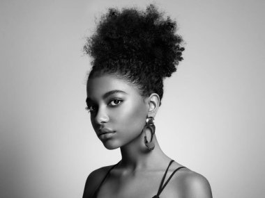 Afro saçlı Afrikalı Amerikalı bir kızın güzel portresi. Güzel siyah kadın. Kozmetik, makyaj ve moda