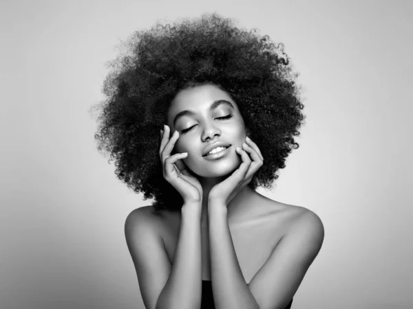 Retrato Beleza Menina Afro Americana Com Cabelo Afro Mulher Negra — Fotografia de Stock