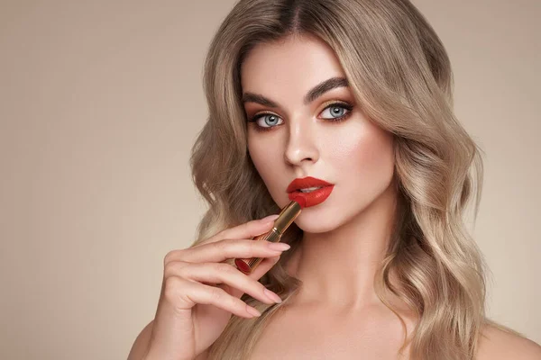 Vacker Ung Blond Kvinna Som Applicerar Läppstift Modell Med Frisk — Stockfoto