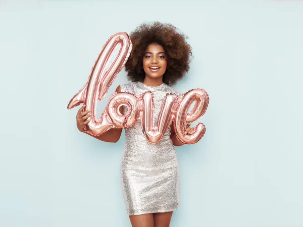 Una Hermosa Joven Afroamericana Con Globo Forma Inscripción Amor Sobre — Foto de Stock