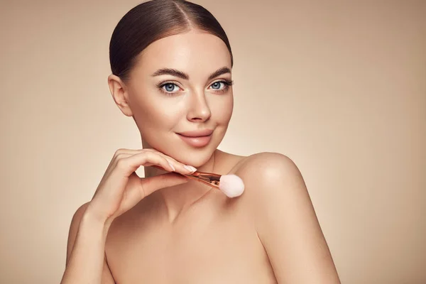 Portrait Belle Jeune Femme Avec Une Peau Propre Fraîche Modèle Images De Stock Libres De Droits