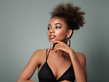 Afro saçlı Afrikalı Amerikalı bir kızın güzel portresi. Güzel siyah kadın. Kozmetik, makyaj ve moda