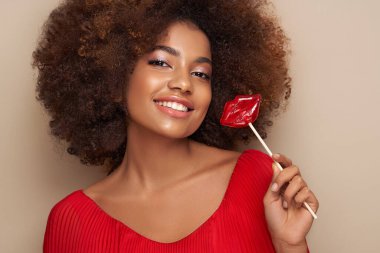 Dudakları lolipop şeklinde bir Afrikalı kızın güzel portresi. Sevgililer Günü. Aşkın sembolü