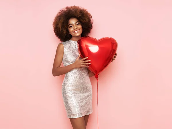 Μια Όμορφη Νεαρή Αφροαμερικανή Γυναίκα Μπαλόνι Σχήμα Καρδιάς Ροζ Φόντο — Φωτογραφία Αρχείου