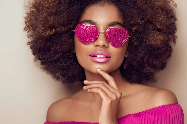 Hermoso Retrato Una Chica Africana Gafas Sol Forma Corazones Día — Foto de Stock