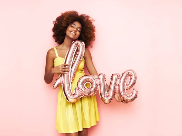 Una Hermosa Joven Afroamericana Con Globo Forma Inscripción Amor Sobre Fotos De Stock