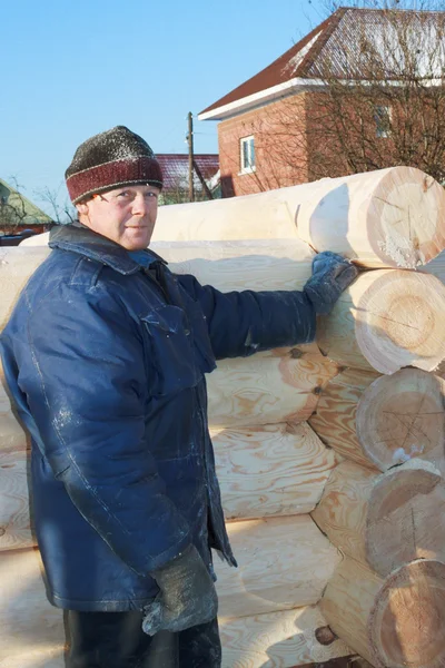 Carpenter produces log-house — Stock Photo, Image