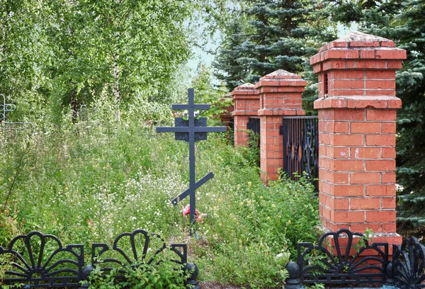 Inoperabler Dreifaltigkeitsfriedhof in Balachna, Russland — Stockfoto