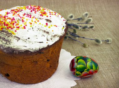 Paskalya natürmort. neşeli pasta ve yumurta