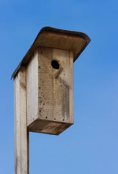 Oud vogelhuisje — Stockfoto