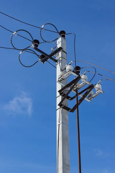 Equipamento elétrico em uma coluna de concreto — Fotografia de Stock