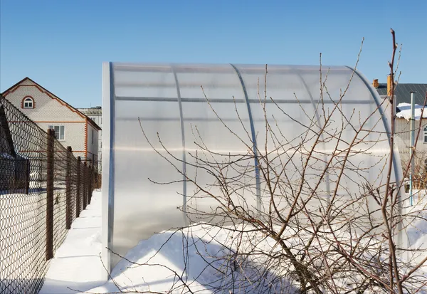 Ein kleines Gewächshaus besteht aus Polycarbonat-Winter — Stockfoto