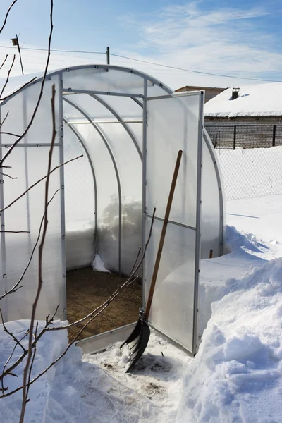 Ein kleines Gewächshaus im Winter — Stockfoto