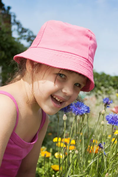 Bir çayır, küçük bir kız — Stok fotoğraf