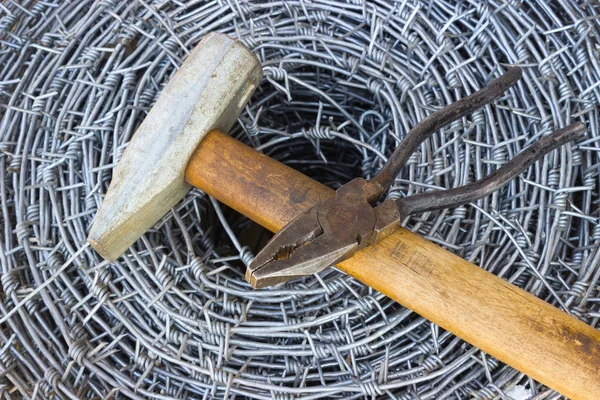 Prikkeldraad, een hamer en tangen — Stockfoto