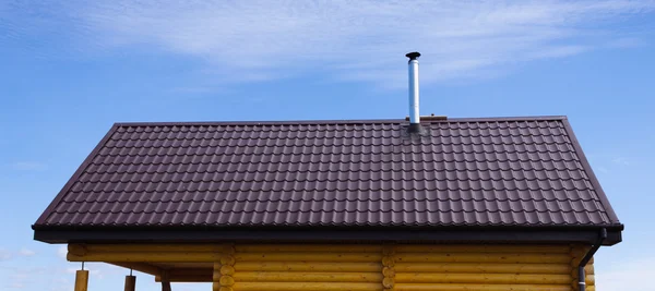 Dak van een kleine houten gebouw — Stockfoto