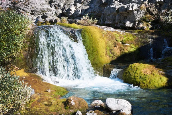 Een kleine waterval in de khibiny. Rusland — Stockfoto