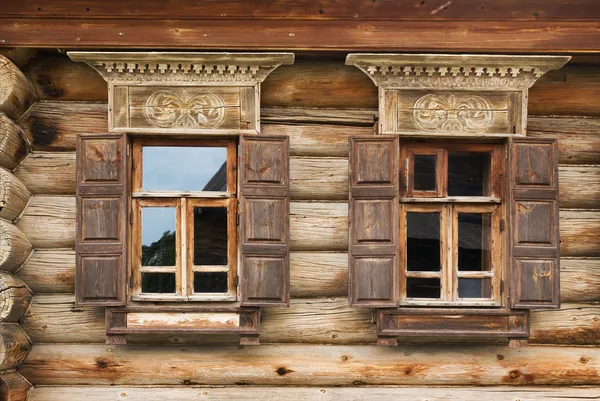 Twee ramen van het oude huis in Rusland — Stockfoto