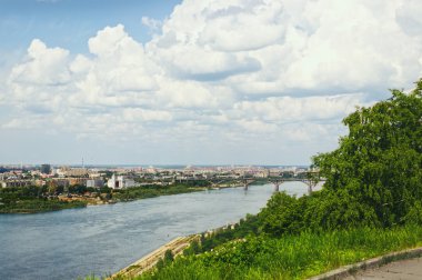 nehir ve şehir manzarası