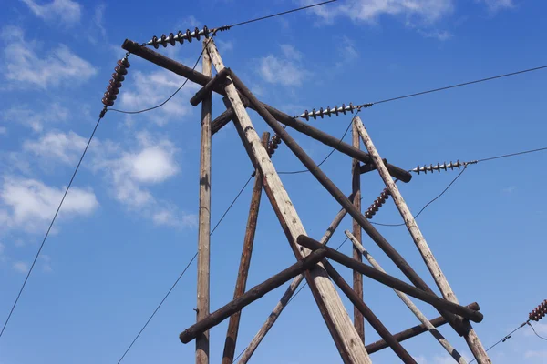 Hölzerne Säule der Stromleitung — Stockfoto