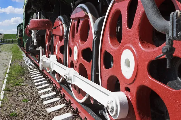 Kola a spojovací zařízení velké lokomotivy — Stock fotografie